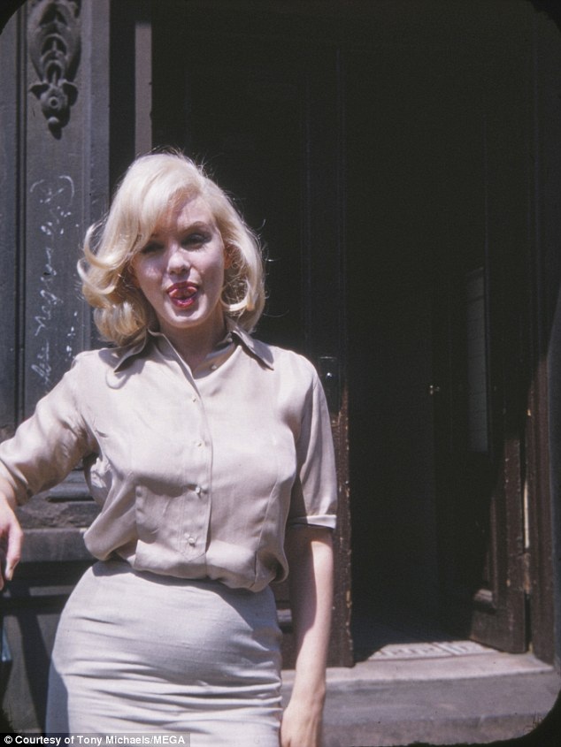 Sốc với vòng eo khác lạ của “biểu tượng sex” Marilyn Monroe - 4 Trước nay, truyền thông và công chúng luôn lý tưởng hóa vẻ đẹp sắc vóc của Marilyn Monroe, nhưng trong một số khuôn hình, người ta có thể thấy những sự thiếu hoàn hảo trong sắc vóc người đẹp. Dù vậy, Marilyn không bao giờ tỏ ra thiếu tự tin vì những điều thiếu hoàn hảo ấy.