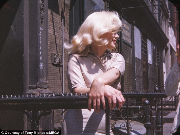 Sốc với vòng eo khác lạ của “biểu tượng sex” Marilyn Monroe - 7 Marilyn Monroe trong bức hình do Frieda Hull ghi lại.