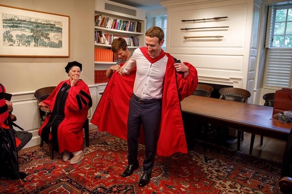 Nhìn lại loạt ảnh ngày nhận bằng tại Đại học Harvard của CEO Facebook - 1 Thay vì mặc bộ trang phục quen thuộc gồm áo T-Shirt xám và quần jean, Mark Zuckerberg xuất hiện trong trang phục lịch sự và bộ đồng phục tốt nghiệp