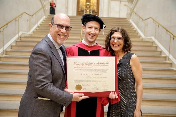 Nhìn lại loạt ảnh ngày nhận bằng tại Đại học Harvard của CEO Facebook - 10 “Mẹ, con luôn nói là con sẽ quay trở lại và nhận tấm bằng”, và giờ đây Mark Zuckerberg đã thực hiện lời hứa với mẹ của mình