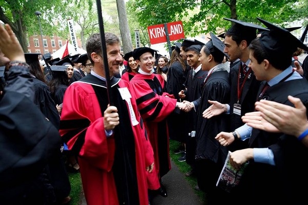 Nhìn lại loạt ảnh ngày nhận bằng tại Đại học Harvard của CEO Facebook - 2 CEO Facebook bắt tay chúc mừng các sinh viên Harvard tốt nghiệp trong năm 2017