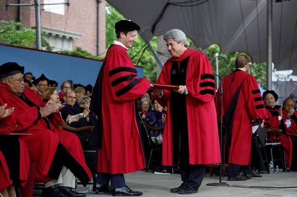 Nhìn lại loạt ảnh ngày nhận bằng tại Đại học Harvard của CEO Facebook - 4 Khoảnh khắc tấm bằng của Đại học Harvard được trao cho Mark Zuckerberg