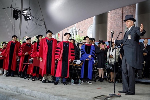 Nhìn lại loạt ảnh ngày nhận bằng tại Đại học Harvard của CEO Facebook - 6 Mark Zuckerberg cười tươi trên sân khấu sự kiện