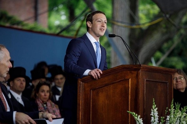 Nhìn lại loạt ảnh ngày nhận bằng tại Đại học Harvard của CEO Facebook - 8 Mark Zuckerberg đọc bài phát biểu trước sự chứng kiến của các sinh viên
