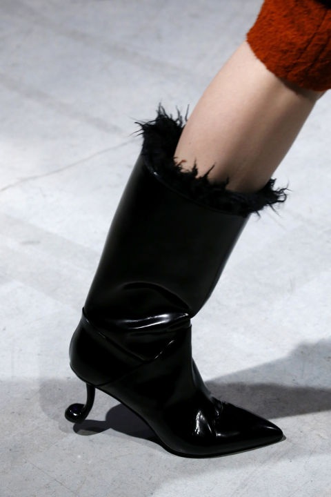 
Bốt da bóng gót cách điệu của Marni
