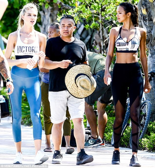 
Hai thiên thần của Victorias Secret và ê kíp thực hiện buổi chụp hình quảng cáo cho các sản phẩm thời trang thể thao
