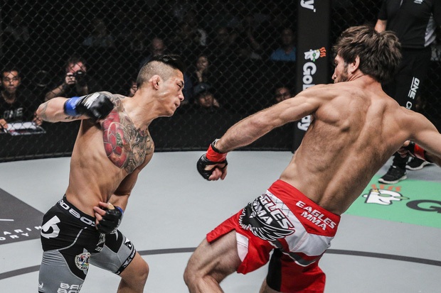 Võ sĩ gốc Việt thành tân vương giải MMA lớn nhất châu Á - 1 Martin Nguyễn gặp rất nhiều khó khăn trong trận đấu với Marat Gafurov