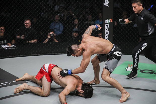 Võ sĩ gốc Việt thành tân vương giải MMA lớn nhất châu Á - 2 Tuy nhiên, anh đã xuất sắc vượt khó để hạ knock-out đối thủ