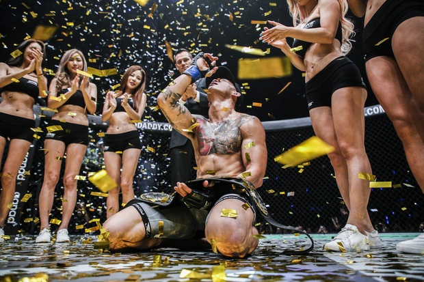 Võ sĩ gốc Việt thành tân vương giải MMA lớn nhất châu Á - 3 Khoảnh khắc ăn mừng của Martin Nguyễn