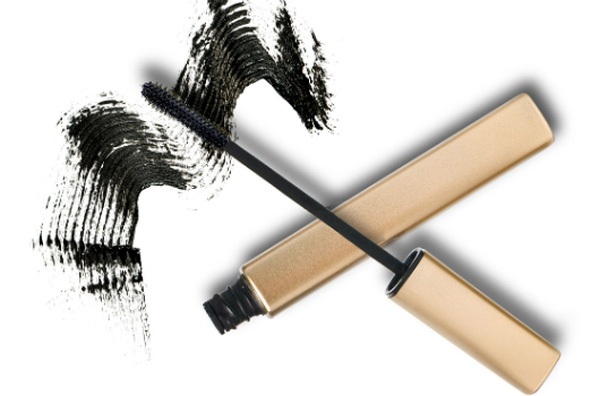 Tuyệt chiêu đơn giản giúp bạn "đánh bay" vết mỹ phẩm trên quần áo - 3 Tuyệt chiêu đơn giản giúp bạn "đánh bay" vết mỹ phẩm trên quần áo - 3