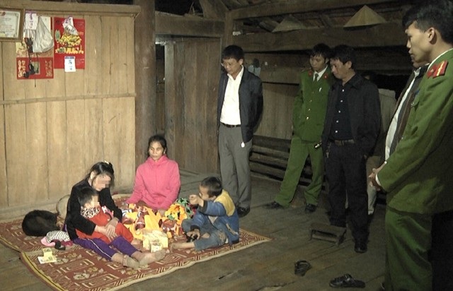 Huy động gần 300 người tìm bé 2 tuổi "biến mất" trong đêm - 1
Bước đầu cơ quan chức năng chưa phát hiện dấu vết hình sự liên quan đến sự biến mất của cháu T. Sau khi được tìm thấy, cháu bé được bàn giao cho gia đình chăm sóc.