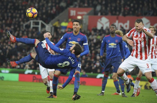Stoke 1-1 MU: Tới lượt Rooney thành "cứu tinh" - 3
Cú tung móc của Mata trong vòng cấm địa của Stoke
