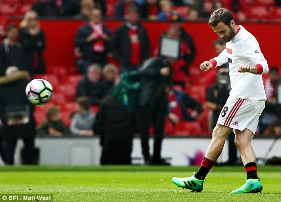 MU 1-1 Swansea: Chia điểm xứng đáng - 7
Mata khởi động trên sân, sau thời gian nghĩ dưỡng để phục hồi sau phẫu thuật, Mata đã trở lại nhanh hơn dự kiến