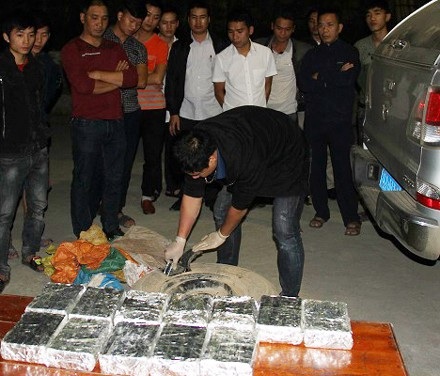 Sử dụng xe biển số công vụ vận chuyển 40 bánh heroin - 2
Trước sự chứng kiến của người dân và chính quyền địa phương, cơ quan điều tra tiến hành khám xét chiếc xe và phát hiện 40 bánh heroin được đối tượng cất giấu trong lốp xe dự phòng.