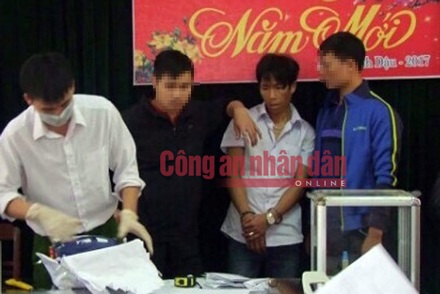 
Đối tượng Thìn bị bắt giữ cùng tang vật tại cơ quan điều tra. (Ản,h báo CAND Online).
