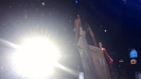 Tham dự Đấu trường phong cách, người mẫu Mâu Thủy dù không may vấp phải tà váy nhưng cô thể hiện bản lĩnh tự tin ứng biến, không hề thay đổi sắc mặt mà ngay lập tức bình tĩnh.