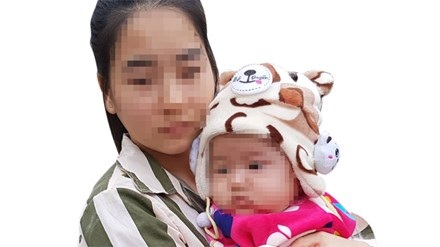 Tình mẫu tử trong trại giam - 1 Em bé con tù nhân Giàng Thị Dinh mới được 6 tháng tuổi. Ảnh: Quang Lộc
