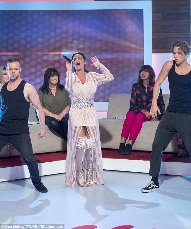 
Nhiều người sau đó đã phàn nàn về giọng hát quá yếu của bà mẹ 5 con này
