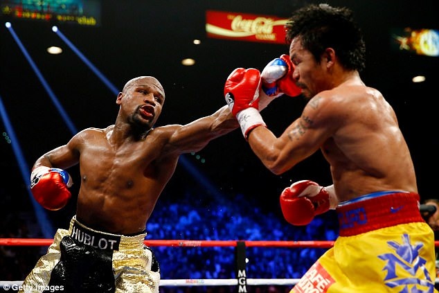 "Độc cô cầu bại" Mayweather hạ knock-out McGregor - 31
Mayweather (trái) từng đánh bại Paccquiao cách đây 2 năm