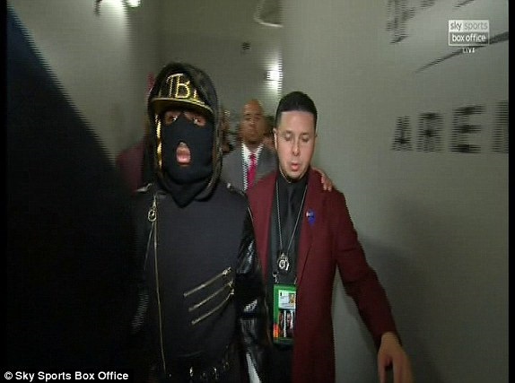 "Độc cô cầu bại" Mayweather hạ knock-out McGregor - 14
Mayweather xuất hiện với chiếc mặt nạ