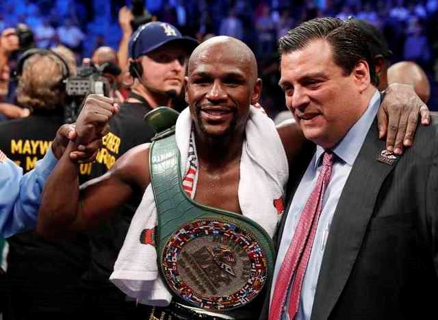 "Độc cô cầu bại" Mayweather hạ knock-out McGregor - 1
Mayweather được trao chiếc đai đính hơn 3000 viên kim cương