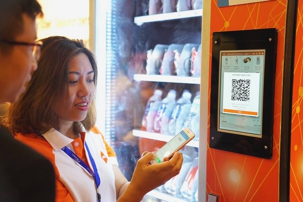Doanh nghiệp Việt giới thiệu giải pháp thanh toán điện tử đón đầu kinh tế số - 1 Máy bán nước tự động tích hợp thanh toán ZaloPay vừa được VNG giới thiệu