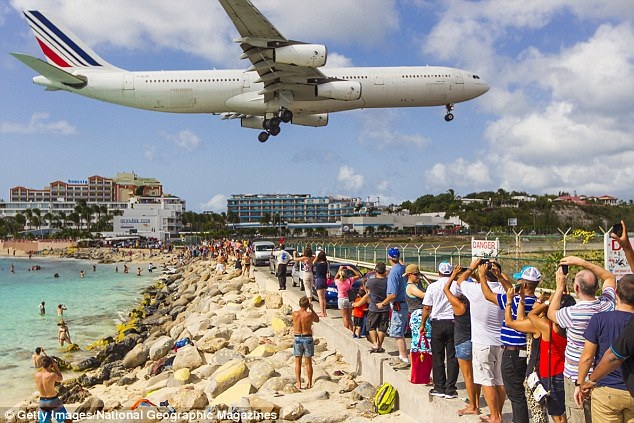 Xem máy bay cất cánh, nữ du khách tử nạn vì bị thổi bay - 1
Du khách xem máy bay hạ cánh tại Saint Maarten (Ảnh: Getty)