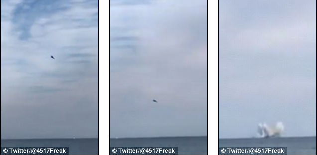 Máy bay chiến đấu đâm sầm xuống biển khi đang trình diễn - 1 Khoảnh khắc máy bay chiến đấu lao xuống biển tại triển lãm hàng không ở Italy (Ảnh: Dailymail)