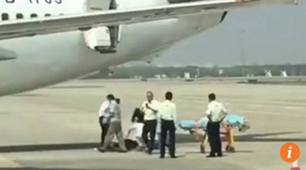 Nữ tiếp viên rơi khỏi máy bay khi chuẩn bị cất cánh - 1
Nữ tiếp viên bị thương sau khi rơi khỏi máy bay (Ảnh: SCMP)