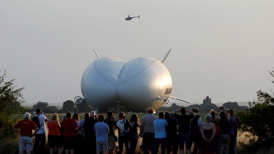 Máy bay lớn nhất thế giới rơi ở Anh - 1
Máy bay lai khí cầu Airlander 10 bị rơi xuống cánh đồng tại Bedfordshire.