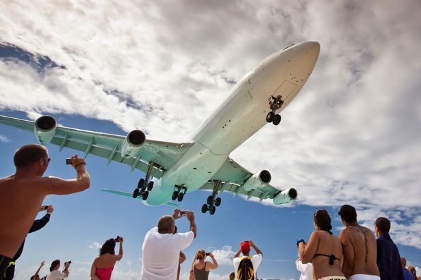 Du khách thiệt mạng vì bị máy bay thổi bay - 1 Bãi biển Maho là nơi chứng kiến cảnh máy bay lượn sát ngay trên đầu