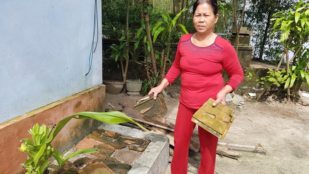 Máy bay cất hạ cánh gây sụt mái ngói hàng chục hộ dân - Ảnh 2. Máy bay cất hạ cánh gây sụt mái ngói hàng chục hộ dân - Ảnh 2.