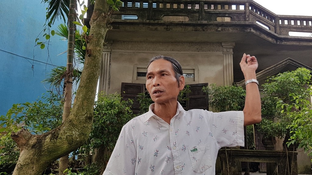 Máy bay cất hạ cánh gây sụt mái ngói hàng chục hộ dân - Ảnh 3. Máy bay cất hạ cánh gây sụt mái ngói hàng chục hộ dân - Ảnh 3.