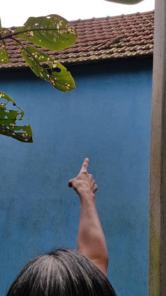 Máy bay cất hạ cánh gây sụt mái ngói hàng chục hộ dân - Ảnh 5. Máy bay cất hạ cánh gây sụt mái ngói hàng chục hộ dân - Ảnh 5.