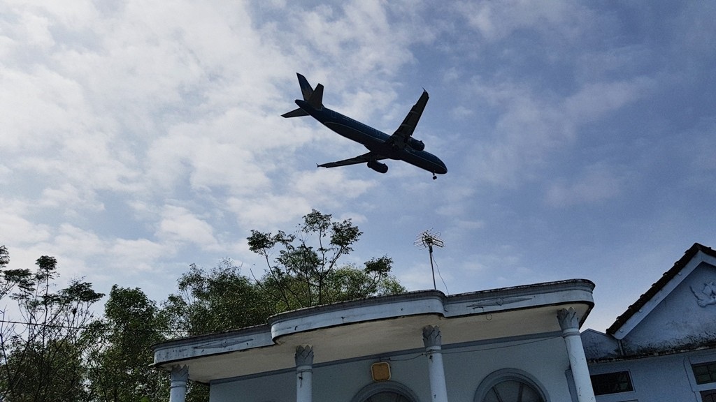 Máy bay cất hạ cánh gây sụt mái ngói hàng chục hộ dân - Ảnh 6. Máy bay cất hạ cánh gây sụt mái ngói hàng chục hộ dân - Ảnh 6.