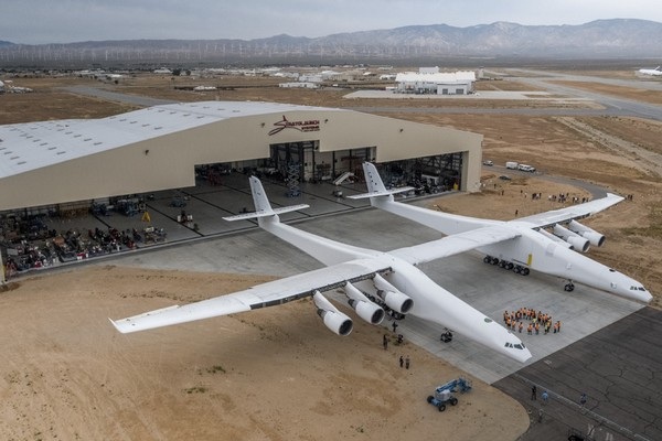 Cận cảnh chiếc máy bay lớn nhất thế giới do nhà đồng sáng lập Microsoft xây dựng - 1 Stratolaunch có thiết kế thân đôi với chiều dài sải cánh lên đến hơn 117m