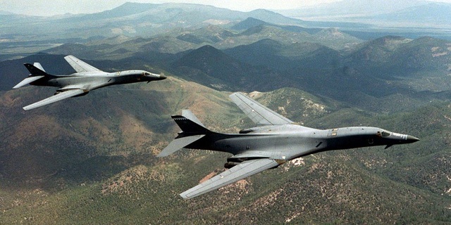Mỹ điều 2 máy bay ném bom tới bán đảo Triều Tiên - 1 Hai máy bay ném bom B-1B của Mỹ (Ảnh: Reuters)