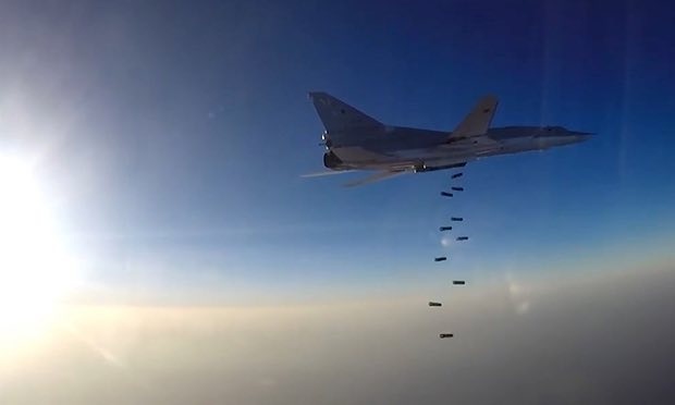 Mỹ bác tin hợp tác với Nga tiêu diệt IS tại Syria - 1 Máy bay ném bom Nga không kích IS tại Syria (Ảnh: TASS)