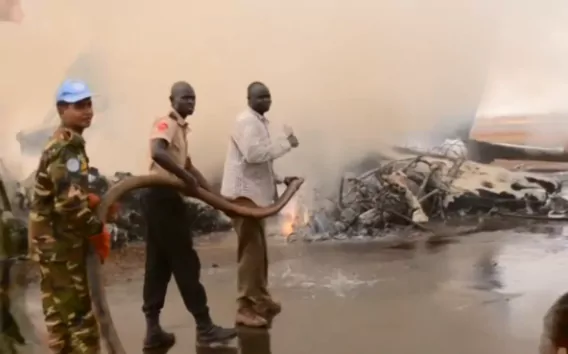 Vì sao 49 người thoát chết thần kỳ khi máy bay nổ tung ở Nam Sudan? - 2
Xác máy bay. (Ảnh: Telegraph)