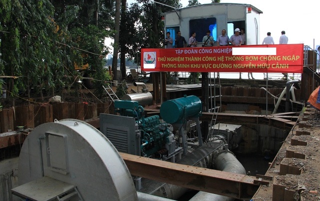 Biệt phủ gỗ quý của "sếp" kiểm lâm và việc "hô biến" đất công ở Đà Nẵng - 8 Chiều 21/9, chủ đầu tư đã chạy thử nghiệm máy bơm thông minh chống ngập đường Nguyễn Hữu Cảnh trước sự chứng kiến của đại diện Trung tâm chống ngập TPHCM. Công suất của máy bơm vô cấp, có thể từ 27.000- 96.000m3/giờ. Máy bơm “khủng” này hút sạch nước ngập 0,3 - 0,4 m trên đường Nguyễn Hữu Cảnh sau 15 phút vận hành. Ngoài ra, máy còn có thể lọc rác, tách và vớt rác tự động... (Ảnh: Phạm Nguyễn)