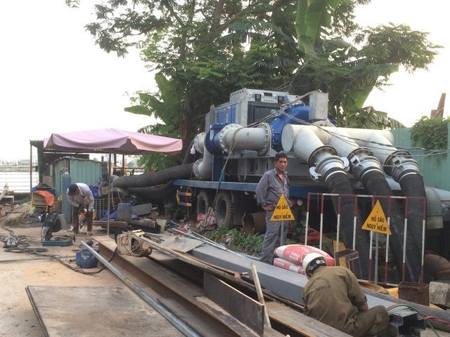 “Biệt phủ” của cô gái 22 tuổi và những vết nứt trong hầm Hải Vân - 11 Sau 6 ngày tạm ngưng vận hành để hoàn thiện dây chuyền và chờ kết luận của cơ quan chức năng về vụ ngập trưa 17/10, chiều 25/10, máy bơm “khủng” chống ngập cho khu vực đường Nguyễn Hữu Cảnh đã vận hành trở lại. (Ảnh: Quốc Anh)