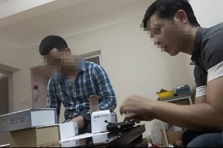 Thị trường thiết bị quay lén, nghe lén: Loạn! - 1
Một khách hàng đang được nhân viên hướng dẫn sử dụng máy quay lén (ảnh cắt từ clip).
