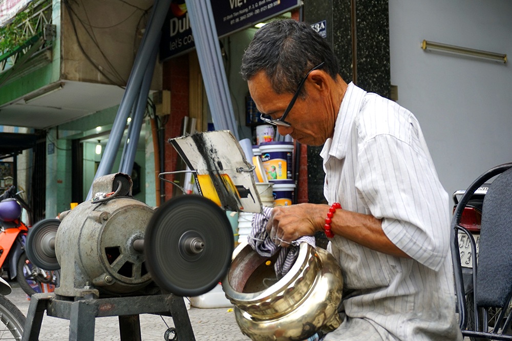 Kiếm tiền triệu từ nghề đánh bóng lư đồng dịp Tết - 1 Kiếm tiền triệu từ nghề đánh bóng lư đồng dịp Tết - 1
