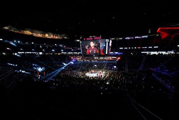 "Độc cô cầu bại" Mayweather hạ knock-out McGregor - 29
Đấu trường T-Mobile Arena có khoảng 20.000 chỗ ngồi