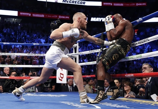 "Độc cô cầu bại" Mayweather hạ knock-out McGregor - 10
McGregor (trái) liên tục dồn ép Mayweather về góc và ra đòn liên tục