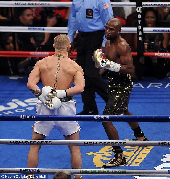 "Độc cô cầu bại" Mayweather hạ knock-out McGregor - 9
McGregor có phần đuối sức ở các hiệp đấu tiếp theo
