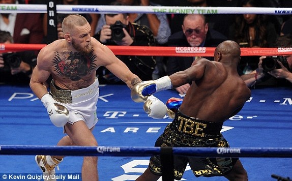 "Độc cô cầu bại" Mayweather hạ knock-out McGregor - 6
McGregor có dấu hiệu xuống sức hoàn toàn ở những hiệp đấu cuối