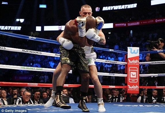 "Độc cô cầu bại" Mayweather hạ knock-out McGregor - 5
McGregor lạ lẫm với luật chơi quyền anh và liên tục phạm luật