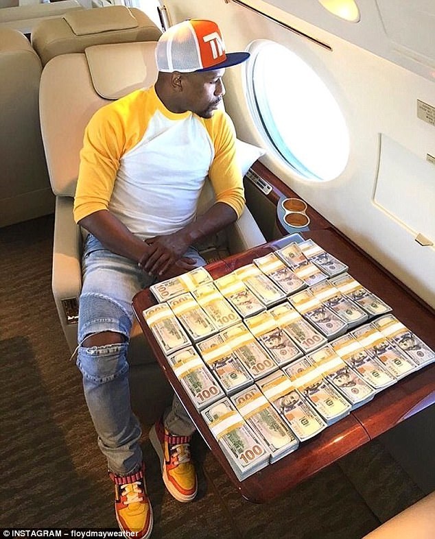 Mayweather ngạo nghễ khoe tiền trước trận chiến thế kỷ - 1 Mayweather khoe tiền trước trận đấu với McGregor