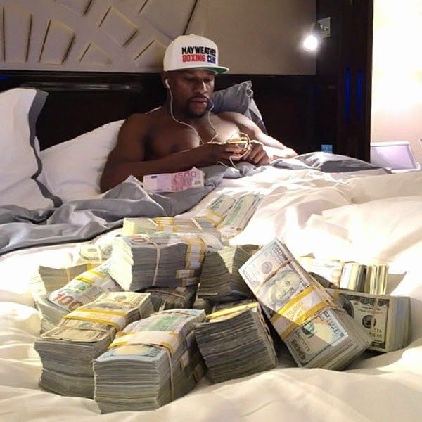 Mayweather ngạo nghễ khoe tiền trước trận chiến thế kỷ - 2 Mayweather có sở thích khoe tiền